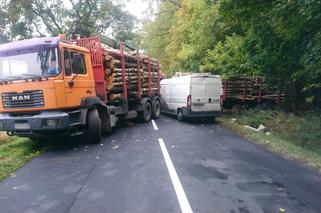 Koszmarny wypadek w Dąbrowie Chełmińskiej. Ciężarówka zmiażdżyła dostawczaka