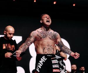 Gwiazdor FAME MMA otrzymał potworny cios. Nie mógł się tego spodziewać, zdecydowana reakcja na skandal