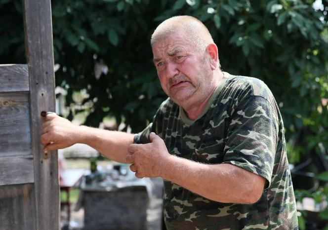 Rolnicy. Podlasie. Gienek z Plutycz bardzo cierpi. Bierze silne leki