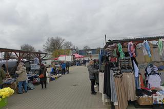 Ceny w markecie a na rynku. Czy jest różnica? Gdzie taniej kupisz warzywa i owoce