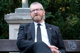 Grzegorz Braun stanie dziś przed sądem. Co mu grozi?