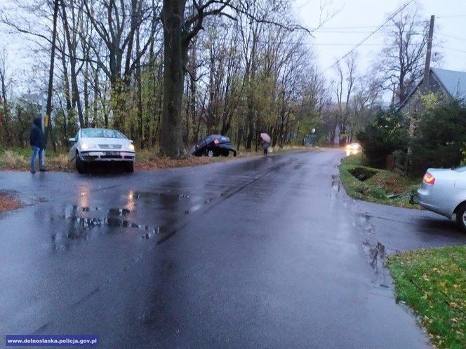 Pijany kierowca zepchnął samochód z 4-letnią dziewczynką do rowu