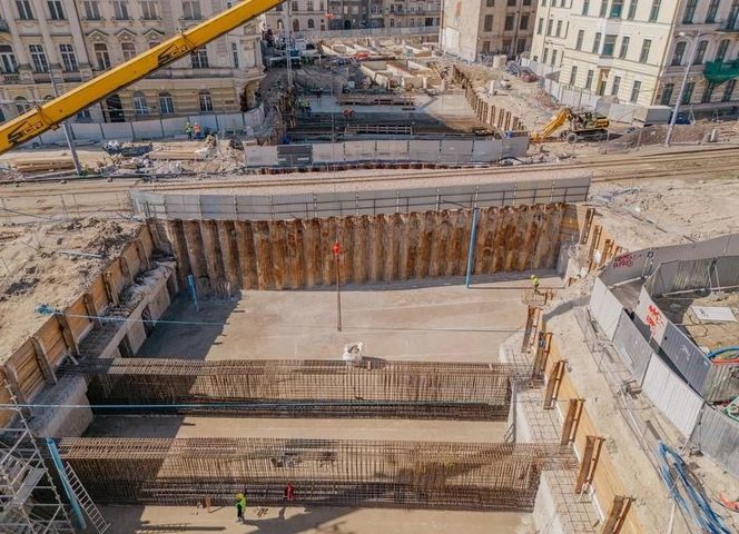 Budowa tunelu kolejowego i przystanku Śródmieście w Łodzi (marzec 2025)
