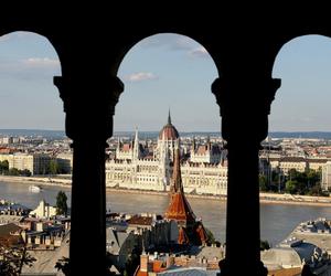 Widok na budynek Parlamentu w Budapeszczie 