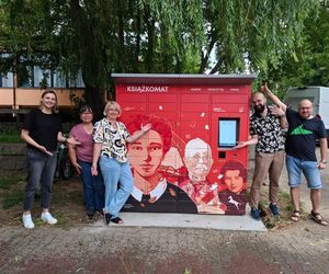 Przed konińską Biblioteką mamy książkomat 