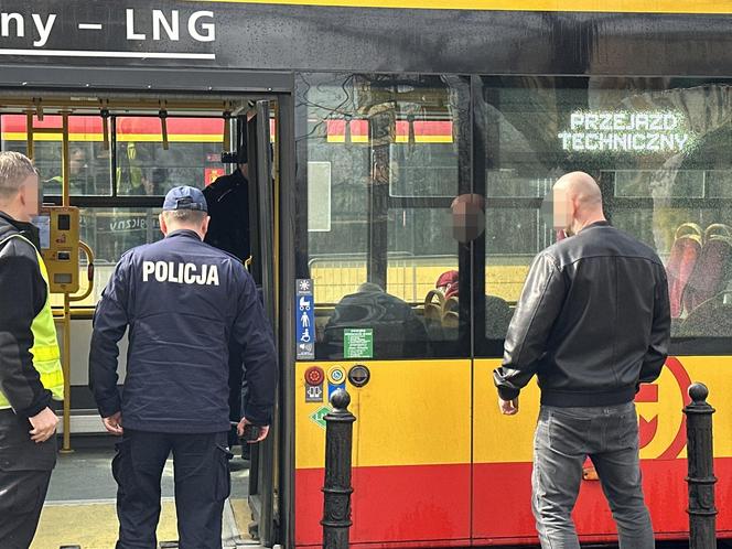 Dramat w centrum stolicy. Ktoś ostrzelał autobusy i tramwaj. Trwają poszukiwania sprawcy