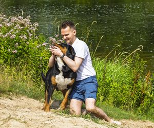 Poseł kąpał się z psem