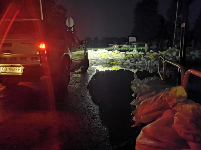 Mieszkańcy Brzegu i Oławy walczą z falą powodziową