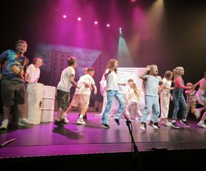 Spektakl na zakończenie warsztatów teatralnych w Teatrze Miejskim w Lesznie 