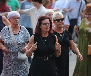 Potańcówka pod Teatrem Śląskim w Katowicach. Tłumy wręcz oszalały ZDJĘCIA