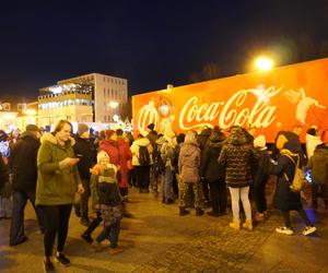 Ciężarówka Coca-cola w Białymstoku! Świąteczna atrakcja przyciągnęła tłumy mieszkańców na Rynek Kościuszki