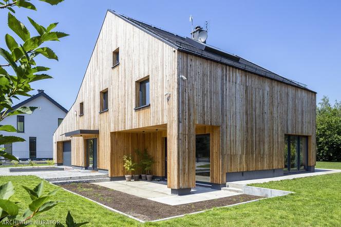 Dom w stylu skandynawskim: zadaszony taras