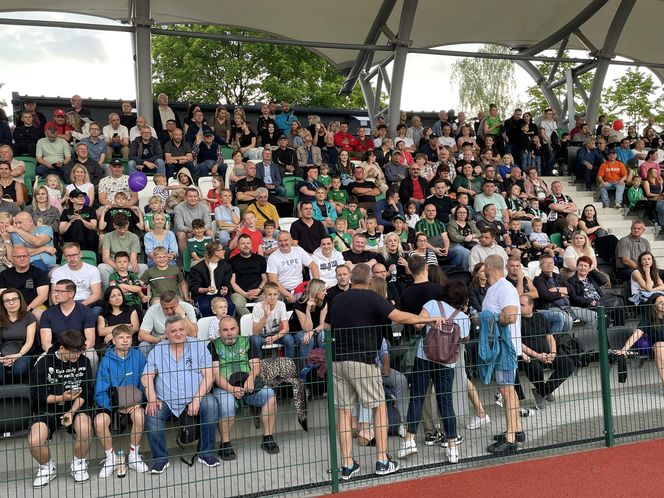 Kibice na otwarciu stadionu w Starachowicach