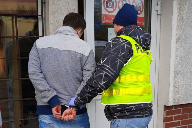 Groził sąsiadom podpaleniem bloku. Mężczyzna trafił w ręce policji 