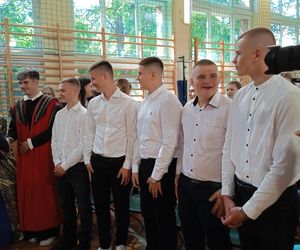 100 par zatańczyło poloneza na 100-lecie siedleckiego Ekonomika