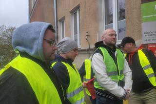 Protest rolników 4 kwietnia w Olsztynie. Strajkujący zostawili ministrowi Kulaskowi butelkę z nawozem