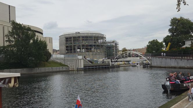 Szklana fasada Opery Nova nabiera kształtów. Rozbudowa wkracza w decydującą fazę!