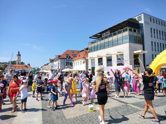 Chcieli podkreślić potrzebę swoich działań. Ulicami Białegostoku przeszedł Marsz Rodzin Zastępczych