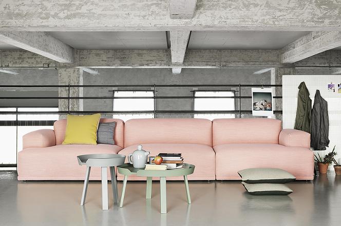 Beton na suficie i różowa sofa
