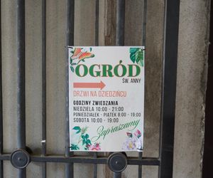 Ukryty ogród w Warszawie - tablica informacyjna