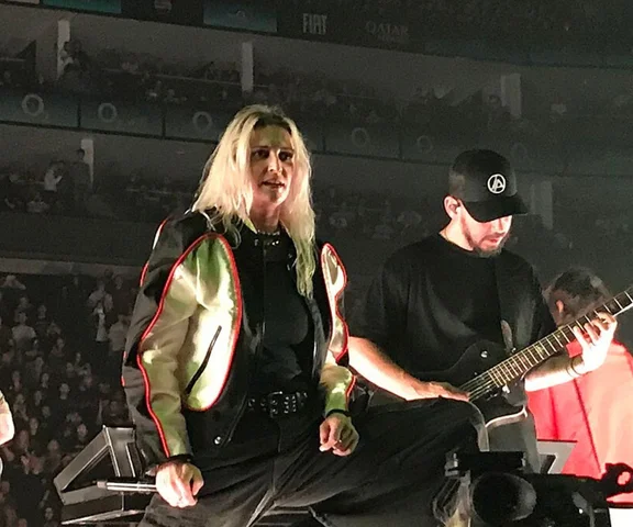 Emily Armstrong (Linkin Park) założyła na koncercie ubrania z logiem... Lidla. Wszystko przez trend w sieci
