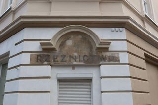 Podczas remontu odkryto niedwuznaczny napis sprzed 100 lat. Mówi wprost o tym, działo się w kamienicy w międzywojniu