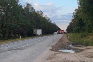 Śmiertelny wypadek na DK 12 pod Piotrkowem Tryb. Kierujący chevroletem wjechał pod tira [ZDJĘCIA]