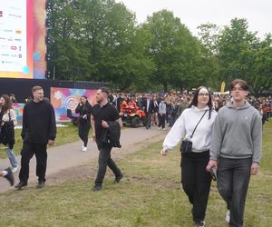 Kortowiada 2025. Koncerty na Plaży Kortowskiej przyciągnęły tłumy. Tak wyglądał drugi dzień imprezy!