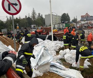 Bohaterscy strażacy z woj. łódzkiego. Sprawdź, ilu z nich ruszyło walczyć z powodzią 