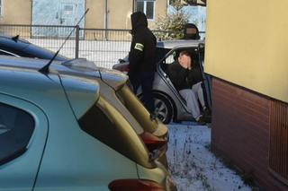 Morderstwo w Złotorii. Podejrzany Daniel O. doprowadzony do prokuratury