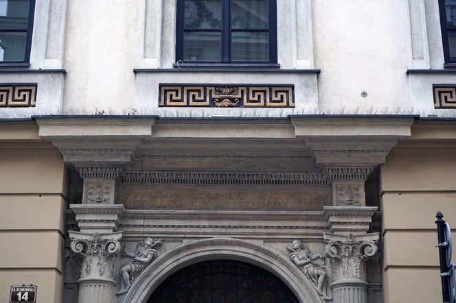 To jedna z najsłynniejszych kamienic w Krakowie. Znajduje się w niej hotel, w którym mieszkał car
