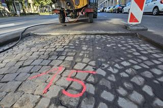 Zabytkowy bruk na ul. Kruczej w Warszawie