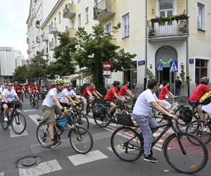 Biało-czerwonym peletonem rowerzyści uczcili Powstanie Warszawskie 