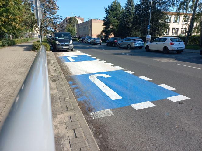 ​Ktoś przemalował strefę „Pocałuj i Jedź” przy Szkole Podstawowej nr 10 w Lesznie. Bo kojarzyła się z barwami Ukrainy