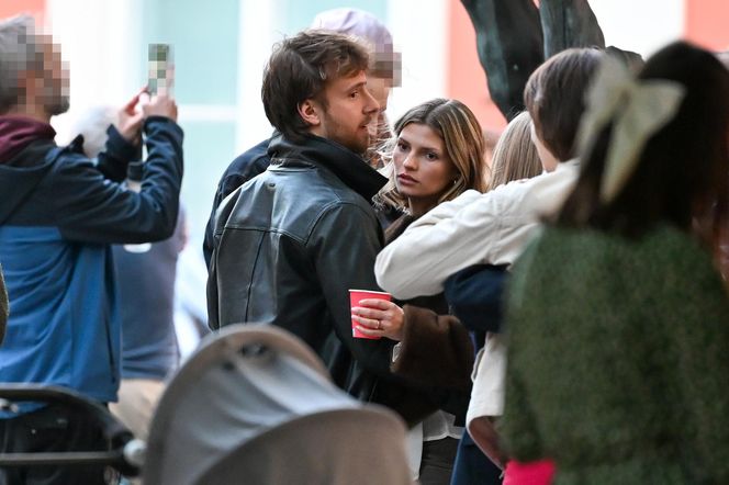 Maciej Musiał całował ukochaną na balkonie