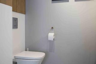 Aranżacja małej toalety z geometryczną mozaiką