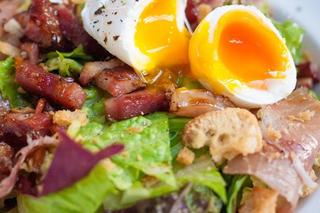 Sałatka z jajkiem i grzankami