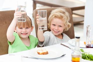 Jak zachęcić dziecko do picia wody? 5 sprawdzonych porad