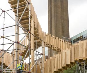 Konstruowanie instalacji Endless Stair przed galerią sztuki współczesnej Tate Modern. Fot. Jonas Lencer