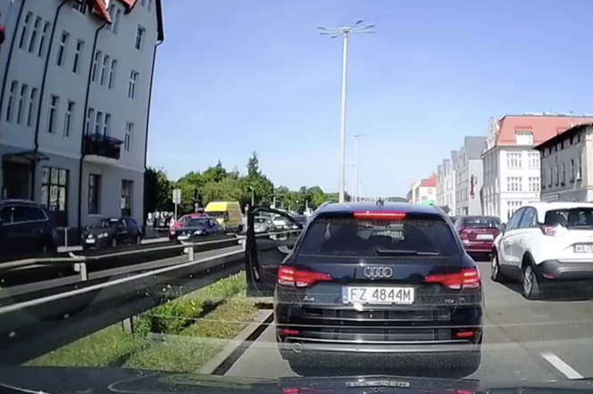 Burak z Audi potraktował ulicę jak kosz na śmieci. Wszystko się nagrało!