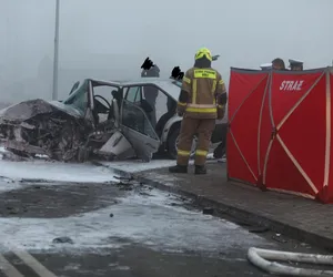 Potworny wypadek w Strzeszynie. Nie żyje kierowca mercedesa! 24-latek zginął przez pirata drogowego