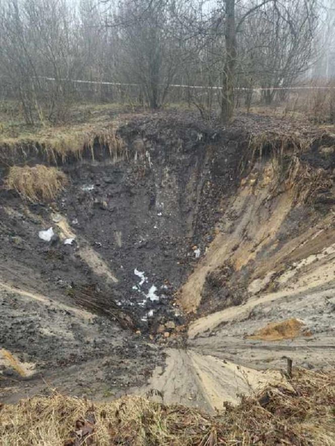 W Bolesławiu znowu zapadła się ziemia. Ogromne zapadlisko znajduje się w pobliżu domów