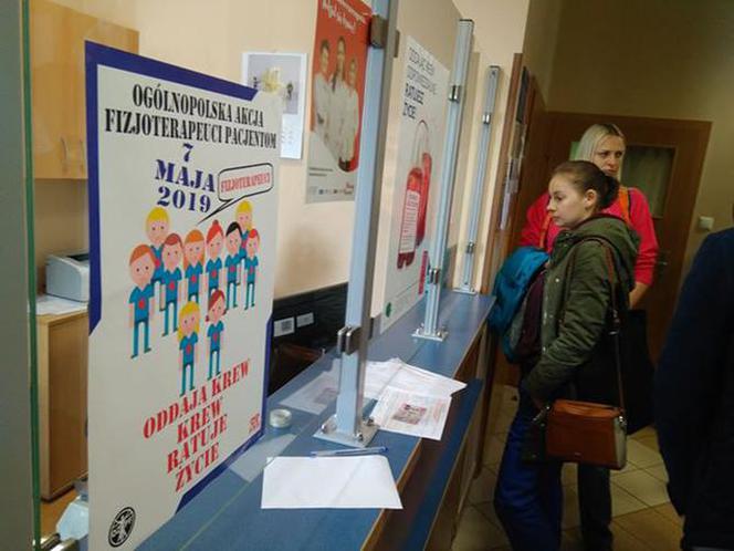 Protest fizjoterapeutów w Sosnowcu. "Od połowy maja idziemy masowo na zwolnienia!" [ZDJĘCIA]