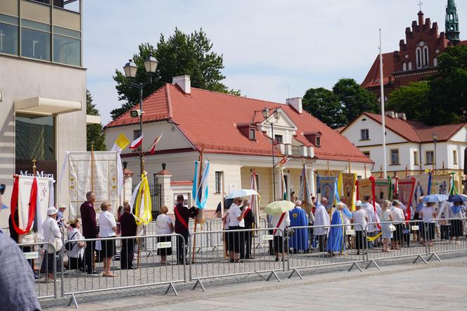 Boże Ciało 2024. Tłumy wiernych przeszły w procesji ulicami Białegostoku