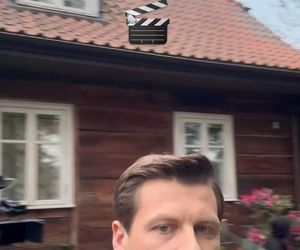 M jak miłość nowy sezon. Adam Karski (Patryk Szwichtenberg) na planie