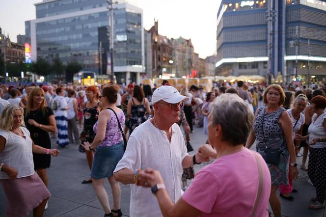 Potańcówka przed Teatrem Śląskim w Katowicach