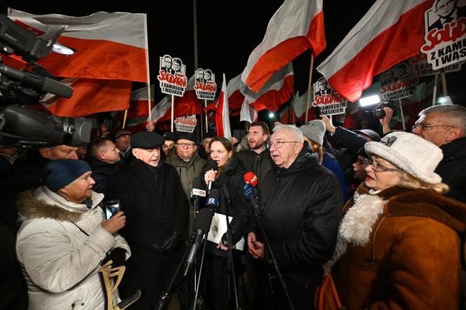 Manifestacje przed zakładami karnymi, w których przebywali Mariusz Kamiński i Maciej Wąsik