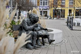 Kojarzycie tę ławkę na Placu Kaszubskim? Skrywa najbardziej miłosną historię Gdyni! 