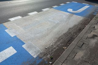 ​Ktoś przemalował strefę „Pocałuj i Jedź” przy Szkole Podstawowej nr 10 w Lesznie. Bo kojarzyła się z barwami Ukrainy