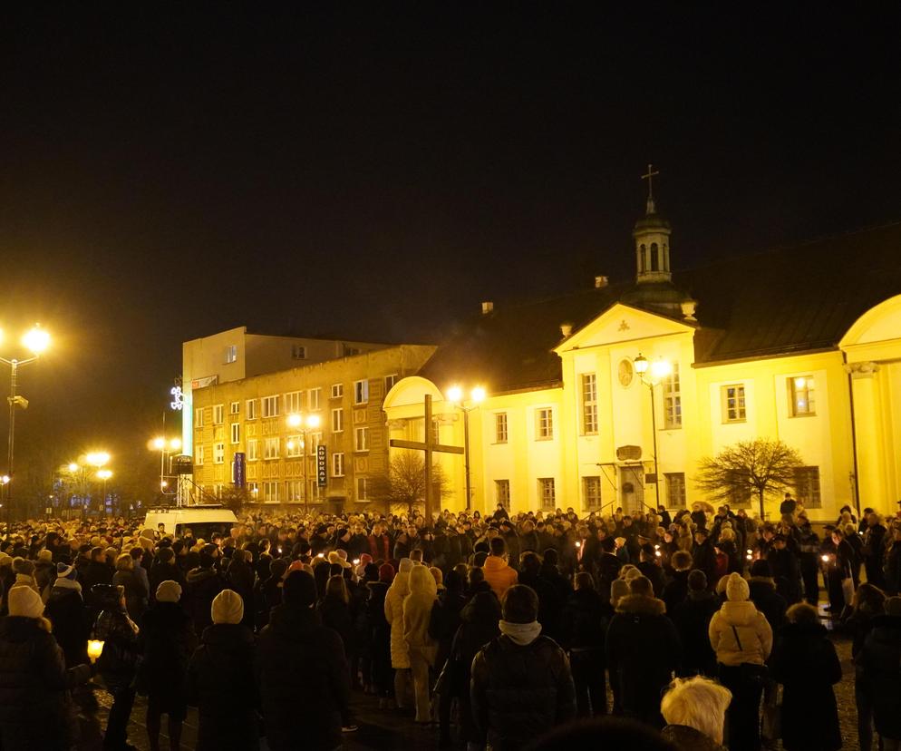 Miejska Droga Krzyżowa w Białymstoku. Tłumy wiernych przeszły centrum miasta!